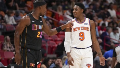  巴特勒关键球热火险胜尼克斯  